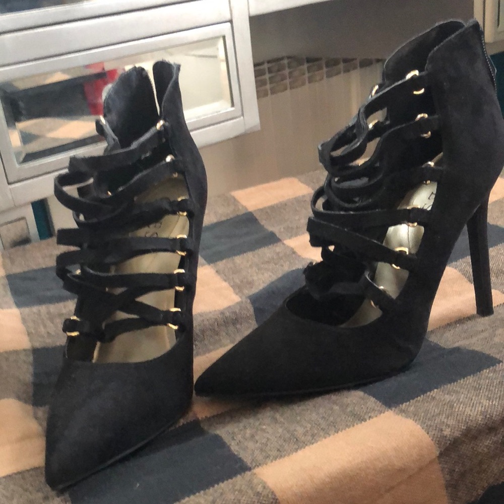 Guess lace up pumps in great condition. Size 7 only worn once